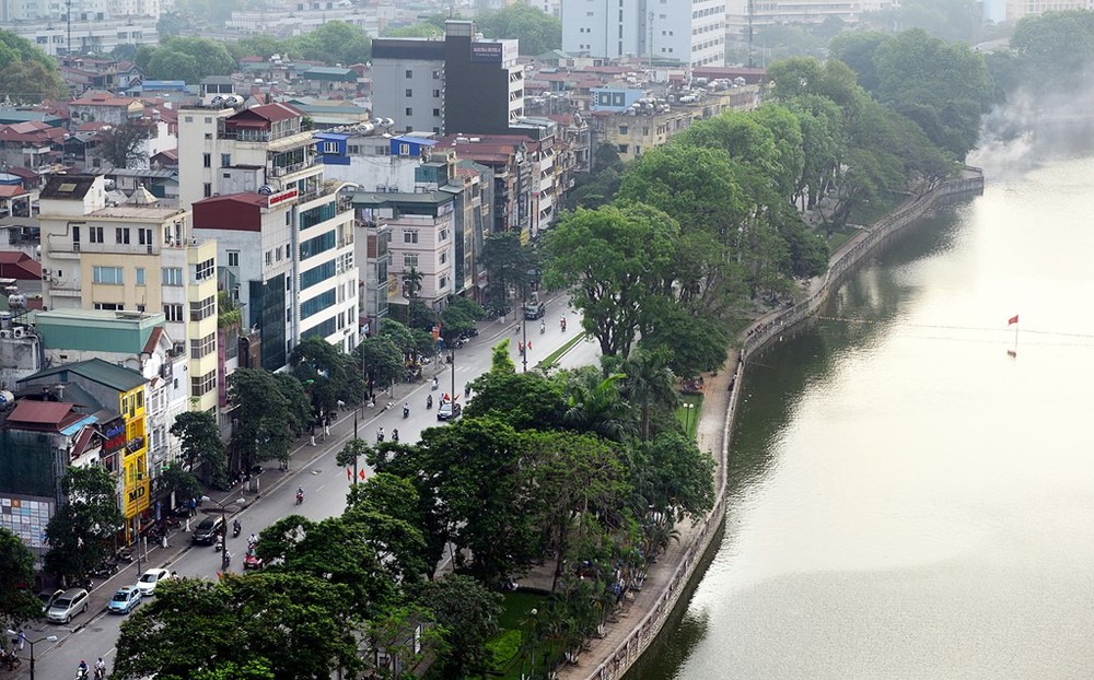 Vừa qua, Hà Nội chặt hàng loạt cây trên đường Kim Mã để chuẩn bị phục vụ dự án đường sắt đô thị sau thời gian bơm thuốc, kích thích bộ rễ. Theo đó, hàng cây Kim Mã nằm sát hồ Thủ Lệ (Hà Nội) đẹp và thơ mộng của Hà Nội bắt đầu bị phá bỏ, dịch chuyển phục vụ các dự án giao thông trọng điểm của thành phố. Ảnh: Anh Tuấn.