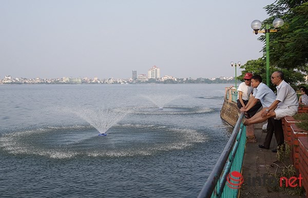 Sau sự cố cá chết, không khí xung quanh Hồ Tây bị ô nhiễm khá nặng. Tuy nhiên, lực lượng chức năng đã làm việc tích cực và sớm trả lại môi trường cho nơi đây.