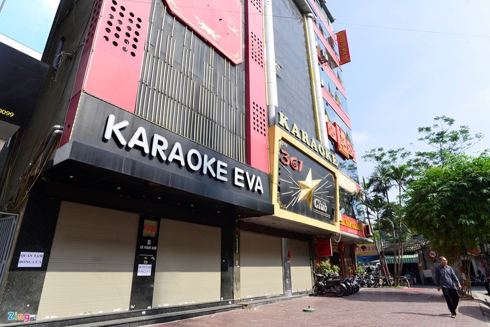 Nhiều quán karaoke trên địa bàn quận Cầu Giấy 'cửa đóng then cài' hoặc nhanh chóng dỡ các biển quảng cáo cỡ lớn bán sắt vụn giá 2.000 đồng/kg. Cụ thể, theo ghi nhận của PV, sáng 5/11, hàng loạt quán karaoke trên đường Vũ Phạm Hàm đóng cửa. Nhân viên ở đây cho biết ngừng phục vụ khách từ 3 ngày trước sau khi xảy ra vụ cháy 4 căn nhà ở đường Trần Thái Tông (quận Cầu Giấy, Hà Nội).