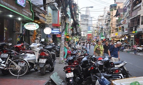 “Cuộc chiến” giành lại vỉa hè ở quận 1: Phố Tây “bất khả xâm phạm“