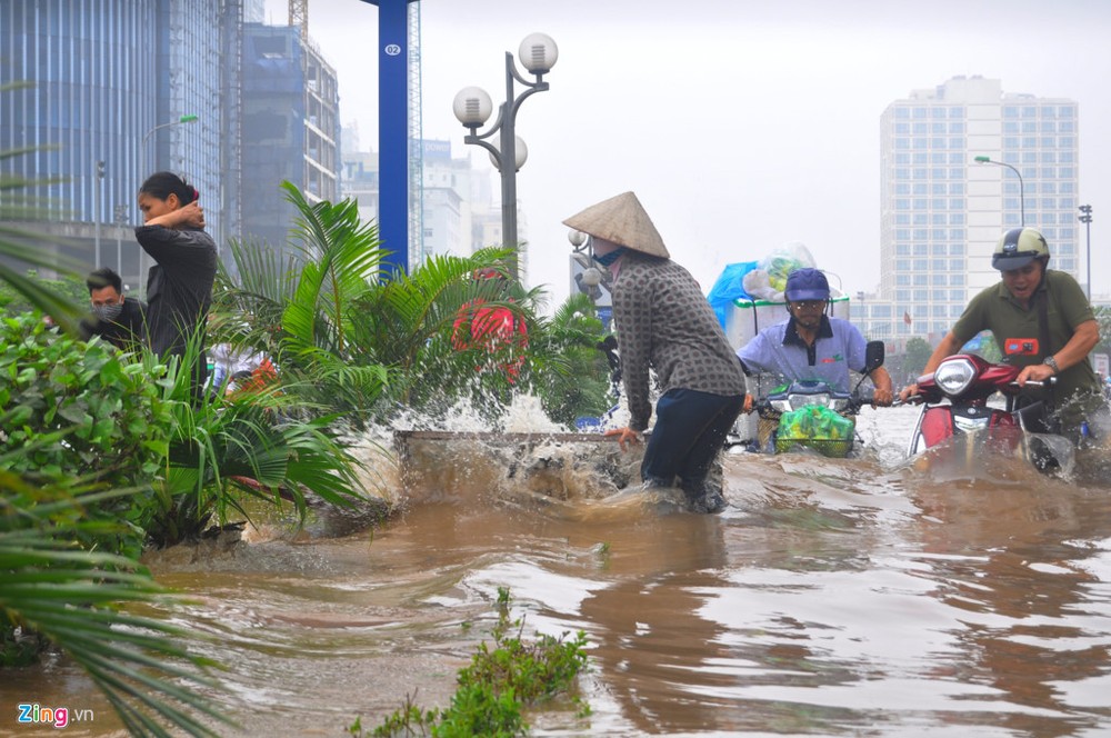  1. Tòa nhà Keangnam Toà nhà Keangnam Hanoi Landmark Tower cao 72 tầng được biết đến là tòa nhà hiện đại cao nhất Việt Nam và đứng thứ 5 thế giới về tổng diện tích của một công trình kiến trúc đơn lẻ. Vào năm 2008, bắt đúng đỉnh của cơn sốt bất động sản Việt Nam, giá căn hộ tại đây được rao bán ở mức cao kỷ lục khoảng 3.000 USD/m2, đẩy giá căn hộ lên tới 7-8 tỷ đồng/căn. Chính vì vậy, tòa nhà 72 tầng được xếp vào hàng hiện đại nhất Thủ đô. Tuy nhiên, sau mỗi trận mưa kéo dài, tòa nhà 72 tầng này thường xuyên bị bao quanh bởi nước. Ảnh: Zing.