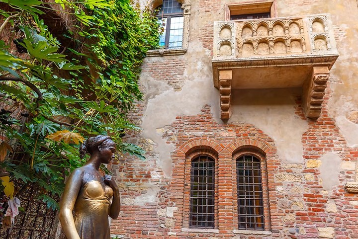 Verona, Italy: Còn nơi nào để  cầu hôn tuyệt vời hơn ban công nơi Juliet và Romeo gặp nhau trong vở kịch nổi tiếng của Shakespeare tại Giulietta ở Verona. Ngôi nhà này đã trở thành một điểm đến lý tưởng của nhiều cặp tình nhân trẻ từ khắp nơi trên thế giới.