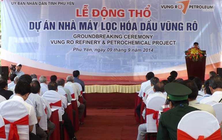 Dự án  Nhà máy lọc hóa dầu Vũng Rô được động thổ xây dựng từ ngày 9/9/2014. Dự án có tổng vốn đầu tư gần (tương đương 66.775,8 tỷ đồng) do Công ty TNHH Dầu khí Vũng Rô làm chủ đầu tư, được triển khai xây dựng tại xã Hòa Tâm, huyện Đông Hòa, tỉnh Phú Yên, thuộc Khu công nghiệp Hòa Tâm - Khu kinh tế Nam Phú Yên. Ảnh: Báo Phú Yên.