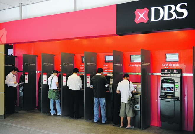 Người dùng thẻ ATM ở các nước có trả phí rút tiền không?