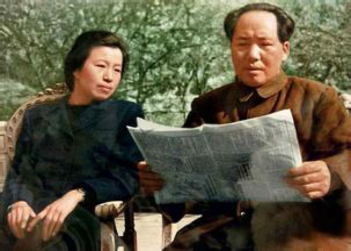 Sau khi Hạ Tử Trân đi Liên Xô, ngày 20 tháng 11 năm 1938, Mao Trạch Đông đã kết thúc cuộc sống độc thân bằng việc kết hôn với diễn viên Lam Bình đến từ Thượng Hải. Cùng ngày, Diên An đột nhiên nổ ra vụ ném bom oanh tạc của đế quốc Nhât, vì thế dân gian mới truyền nhau câu nói nổi tiếng: "Chủ tịch kết hôn gây kinh thiên động địa". Sau khi kết hôn người phụ nữ này đổi tên thành Giang Thanh và cái tên này đã nổi tiếng khắp Trung Quốc suốt 30 năm sau. Ảnh: Mao Trạch Đông và Giang Thanh.