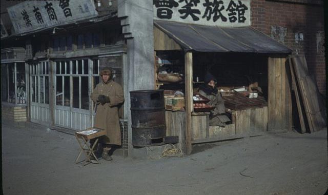 Những khoảnh khắc thanh bình của  thủ đô  Seoul Hàn Quốc được chụp vào năm 1949, trước khi cuộc chiến tranh Triều Tiên xảy ra. Trong ảnh là những bảng hiệu bằng tiếng Hán thường gặp của những cửa tiệm vào thời đó.