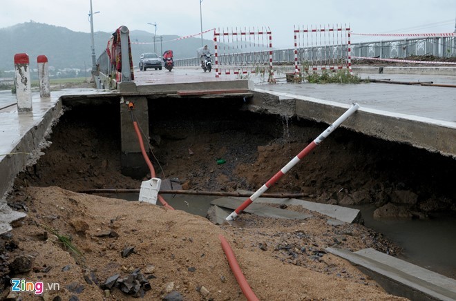  Mưa lũ lớn gây xói lở hơn 20 m tạo nhiều hố sâu trống hoác ở cầu La Hai (huyện Đồng Xuân).