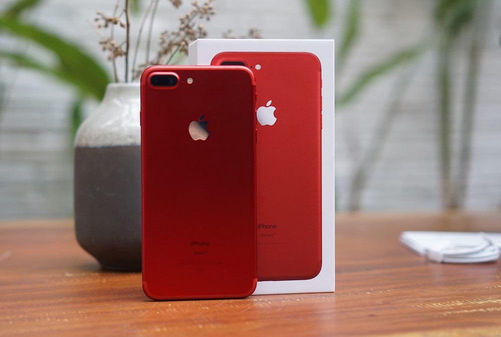  iPhone 7 Plus màu đỏ (Product Red Edition) vừa được đưa về Việt Nam theo đường xách tay bởi cửa hàng sửa chữa Dienthoaivui. Đơn vị này cho biết đem máy về để thử nghiệm, chưa phát giá sản phẩm. Trong khi đó, một số đại lý chào bán model này với giá 25 triệu đồng cho bản 128 GB.