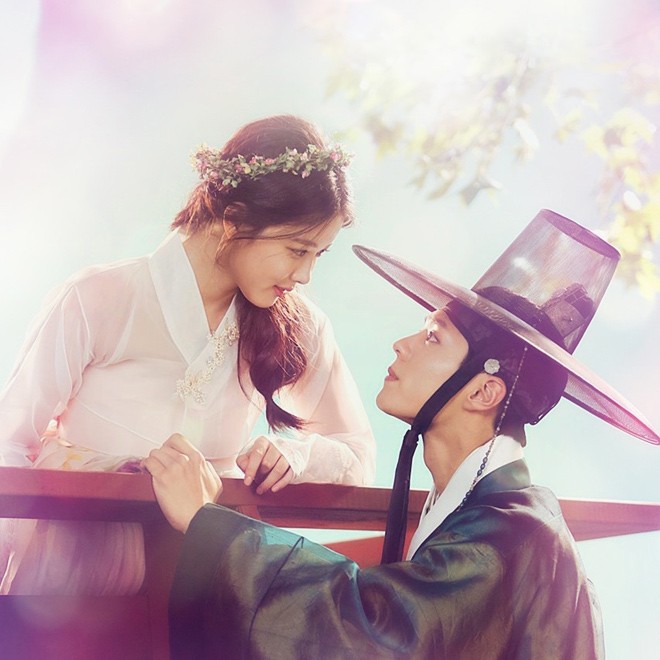 Kim Yoo Jung: Tham gia diễn xuất từ năm lên 4 tuổi, mỹ nhân này đã sớm sở hữu nhiều vai diễn “để đời” ở cả hai mảng phim điện ảnh lẫn truyền hình. Dù phim ở thể loại tình cảm, hài hước, kinh dị hay chính kịch thì mỹ nhân sinh năm 1999 này đều có thể chinh phục một cách dễ dàng bằng diễn xuất có hồn và được các nhà phê bình đánh giá cao.