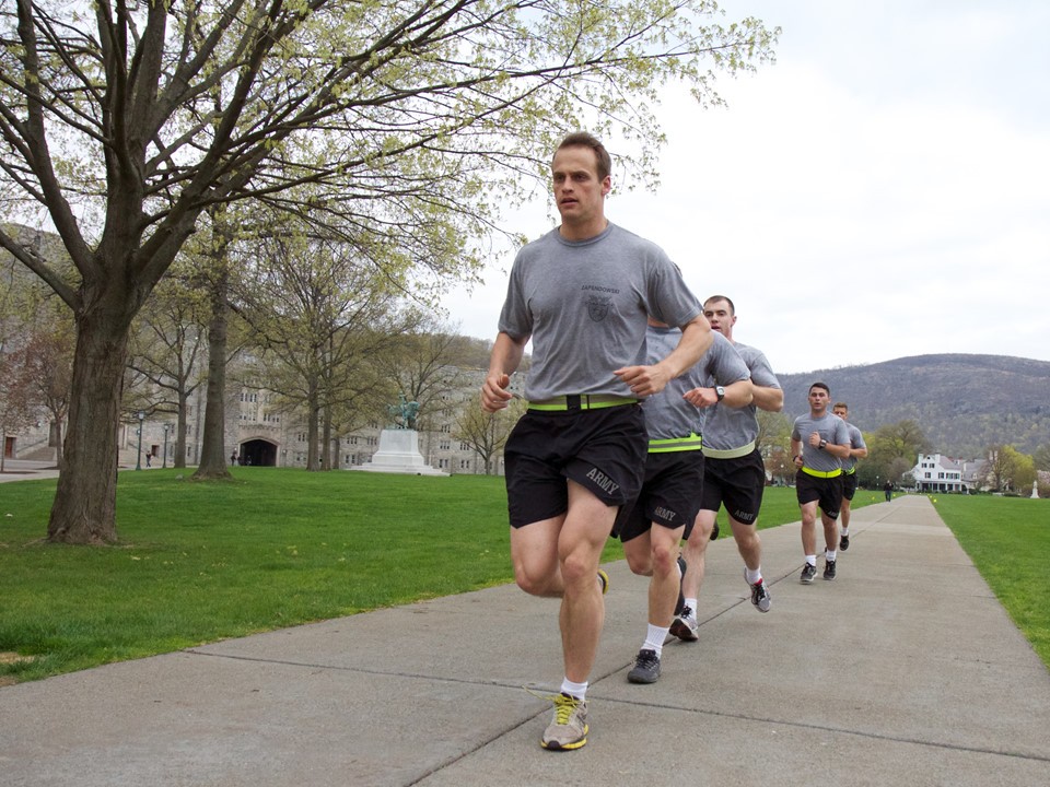  Học viện Quân sự Mỹ tại West Point (USMA) là một trong những trường tốt nhất ở nước này. Trường yêu cầu cao về học thuật lẫn thể chất. Từng tốp người chạy bộ là cảnh tượng dễ bắt gặp trong khuôn viên vì học viên của trường luôn tận dụng thời gian để nâng cao thể lực.