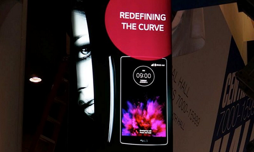 LG giăng poster G Flex 2 hoành tráng tại CES