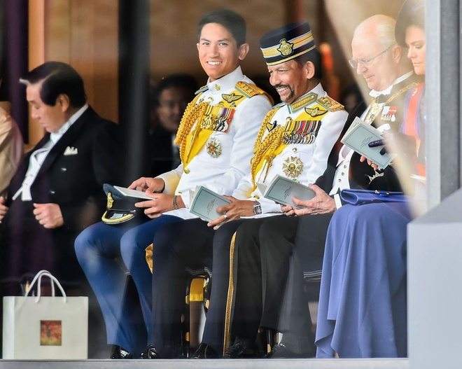  Hoàng tử Brunei - Abdul Mateen đang là chàng trai trong mơ của nhiều cô gái khi mới đây anh bất ngờ thông báo tuyển vợ gắn bó với anh suốt đời với những tiêu chí đơn giản không ngờ.