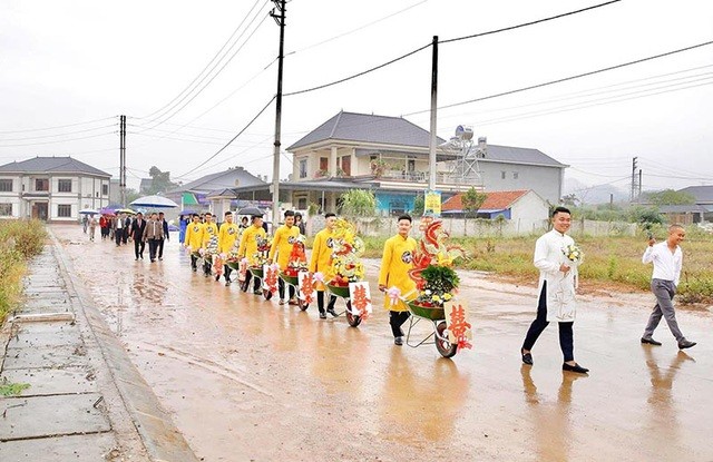 Mấy ngày qua trên MXH xuất hiện bài đăng về lễ ăn hỏi vô cùng đặc biệt tại Thái Nguyên. Theo như hình ảnh trong bài đăng thì nhà trai đã gây ấn tượng cực kì mạnh khi sử dụng 7 chiếc  xe cút kít để mang sính lễ tới nhà gái.