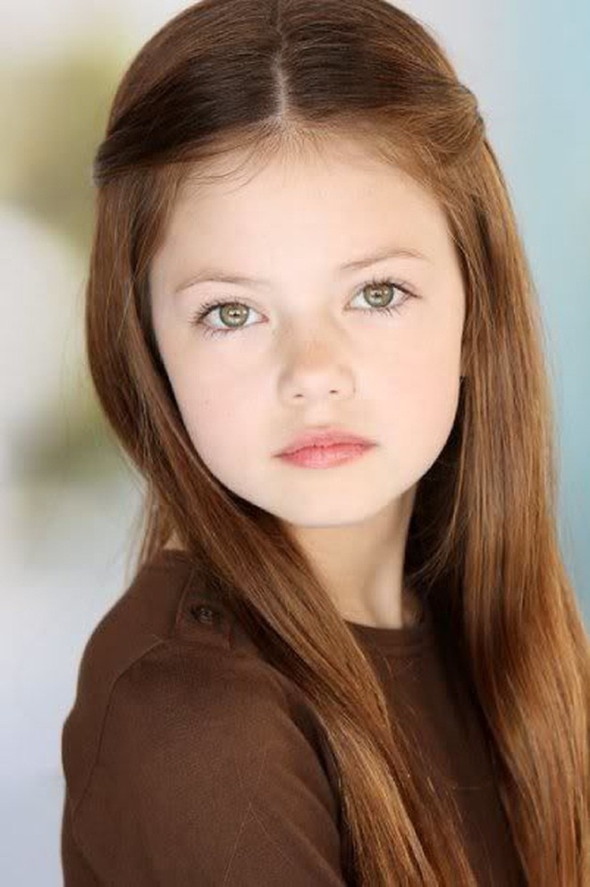 Mackenzie Foy sinh năm 2000 là em bé người Mỹ có vẻ ngoài trong sáng thuần khiết xinh đẹp như thiên thần. Mackenzie hoạt động trong ngành điện ảnh và thời trang.