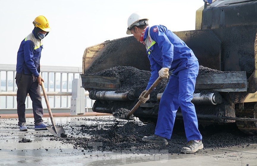 Các đơn vị thi công đã huy động hàng trăm kỹ sư, công nhân cùng nhiều trang thiết bị máy móc gấp rút thi công mặt cầu Thăng Long.