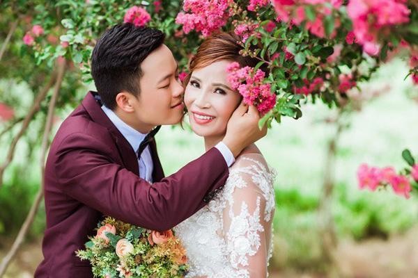 Năm 2018, đám cưới của " cô dâu 62 tuổi, chú rể 26 tuổi" Thu Sao - Hoa Cương đã diễn ra và bất ngờ thu hút sự chú ý của đông đảo dư luận. Từ đó đến nay, suốt 3 năm qua đôi vợ chồng lệch tuổi luôn bị nhiều người dòm ngó, bàn tán đủ kiểu.