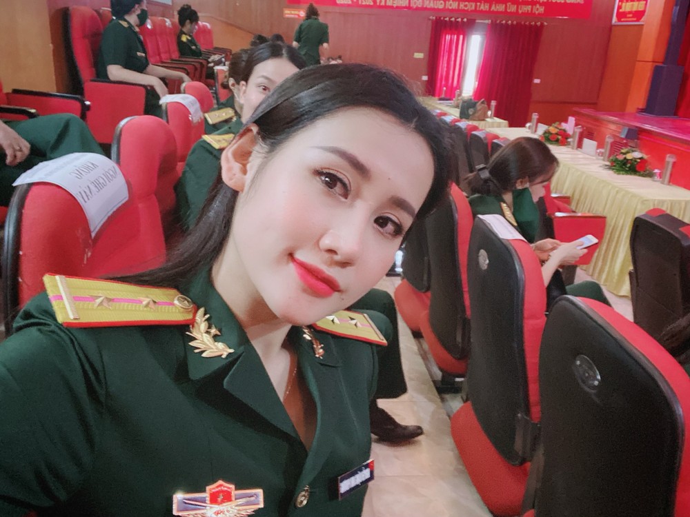 Nguyễn Đặng Anh Phương là " hot girl quân nhân" từng nổi đình đám trên MXH nhờ những khoảnh khắc mặc trang phục quan đội vô cùng xinh đẹp.