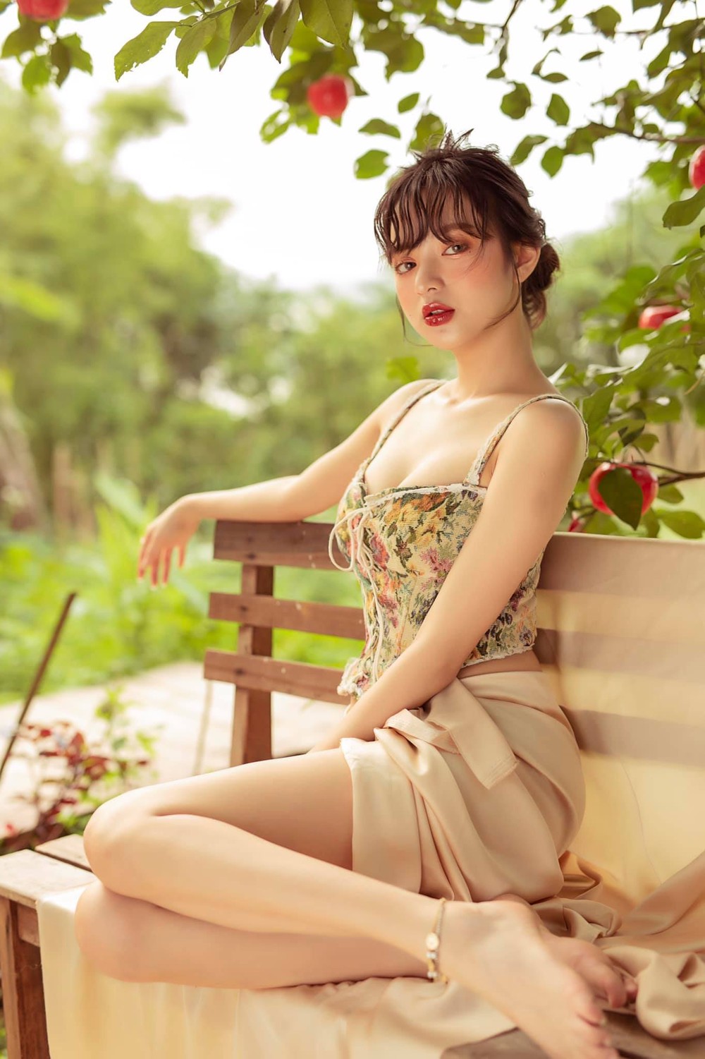 Vũ Ngọc Kim Chi (sinh năm 1999, Hải Phòng) là  hot girl gây chú ý trên mạng khi thường xuyên tung những bộ ảnh gơi cảm.