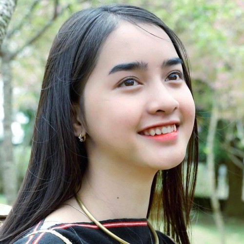 Yona Cươn tên đầy đủ là Đinh Thị Cươn (sinh năm 2004, Bình Định) là  hot girl TikTok mới nổi với nhan sắc xinh đẹp nên được cư dân mạng mệnh danh "bông hoa núi rừng" người dân tộc Bana.