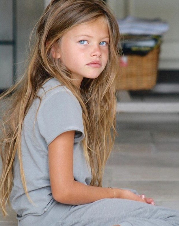 Thylane Blondeau, người Pháp từng được mệnh danh là “ cô bé đẹp nhất thế giới” bởi gương mặt, đôi mắt, sống mũi, đôi môi... đều hoàn hảo hiếm người có được.