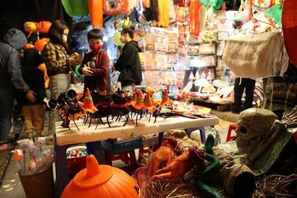 Hà Nội: Đồ chơi "ma quỷ" kinh dị tràn ngập Hàng Mã dịp Halloween