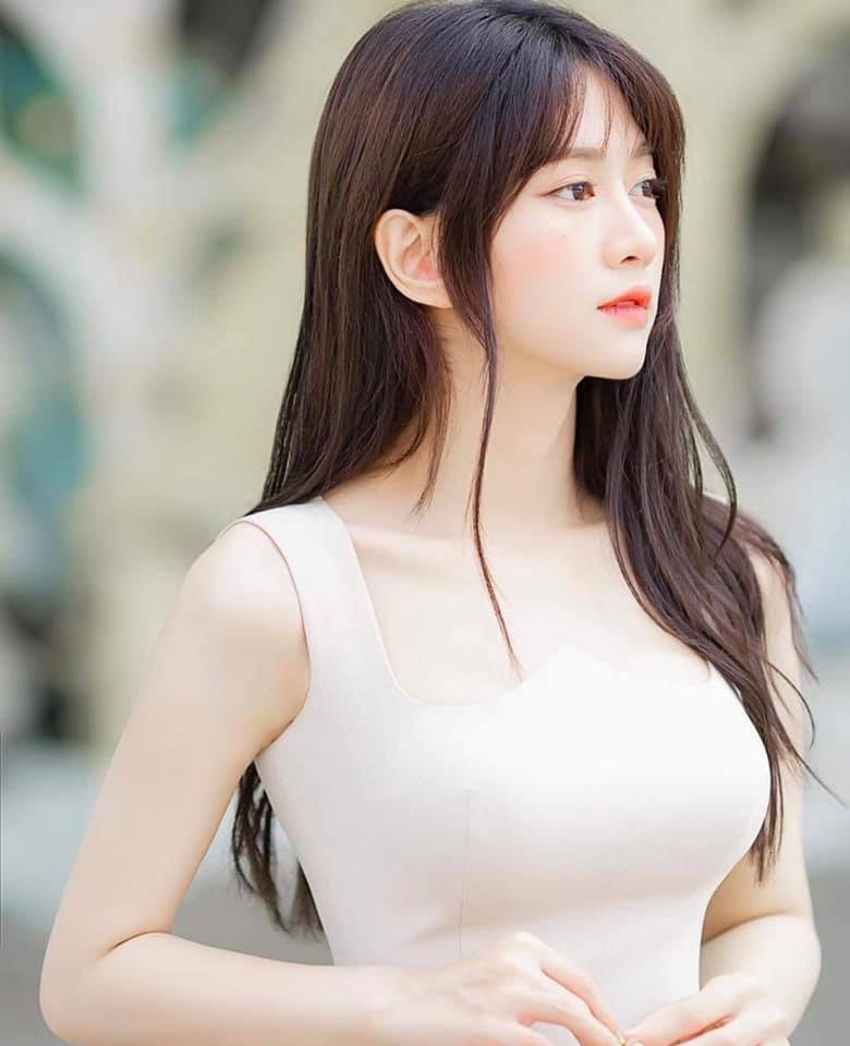  Lê Bống là hot girl TikTok sở hữu lượng fan đông đảo trên mạng xã hội, tài khoản MXH của cô gái này có lượng theo dõi lên đến hàng triệu người.