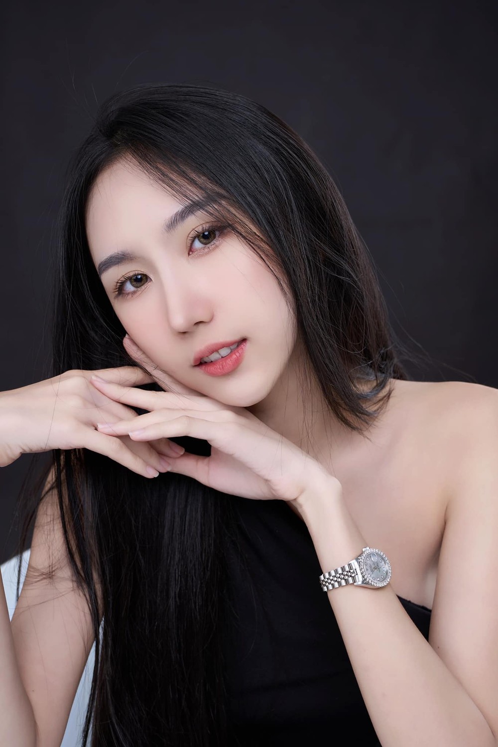 Atinuch Wattanasirichaikul là  hot girl Thái Lan sở hữu vẻ đẹp thiên thần. Cô nàng không chỉ có khuôn mặt xinh đẹp mà dáng vóc cũng tuyệt mỹ.