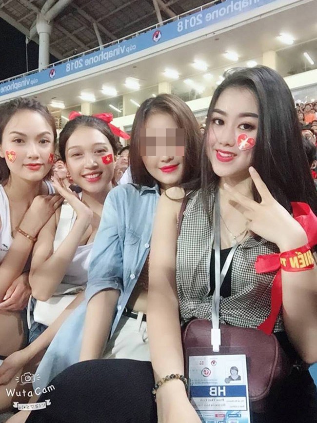 Vũ Hà, Ngọc Anh và Ngọc Mai từng được mệnh danh là " người đẹp bóng đá" khi đến sân vận động Mỹ Đình cổ vũ cho tuyển Olympic Việt Nam thi đấu với Olympic Uzbekistan vào tối 7/8/2018.