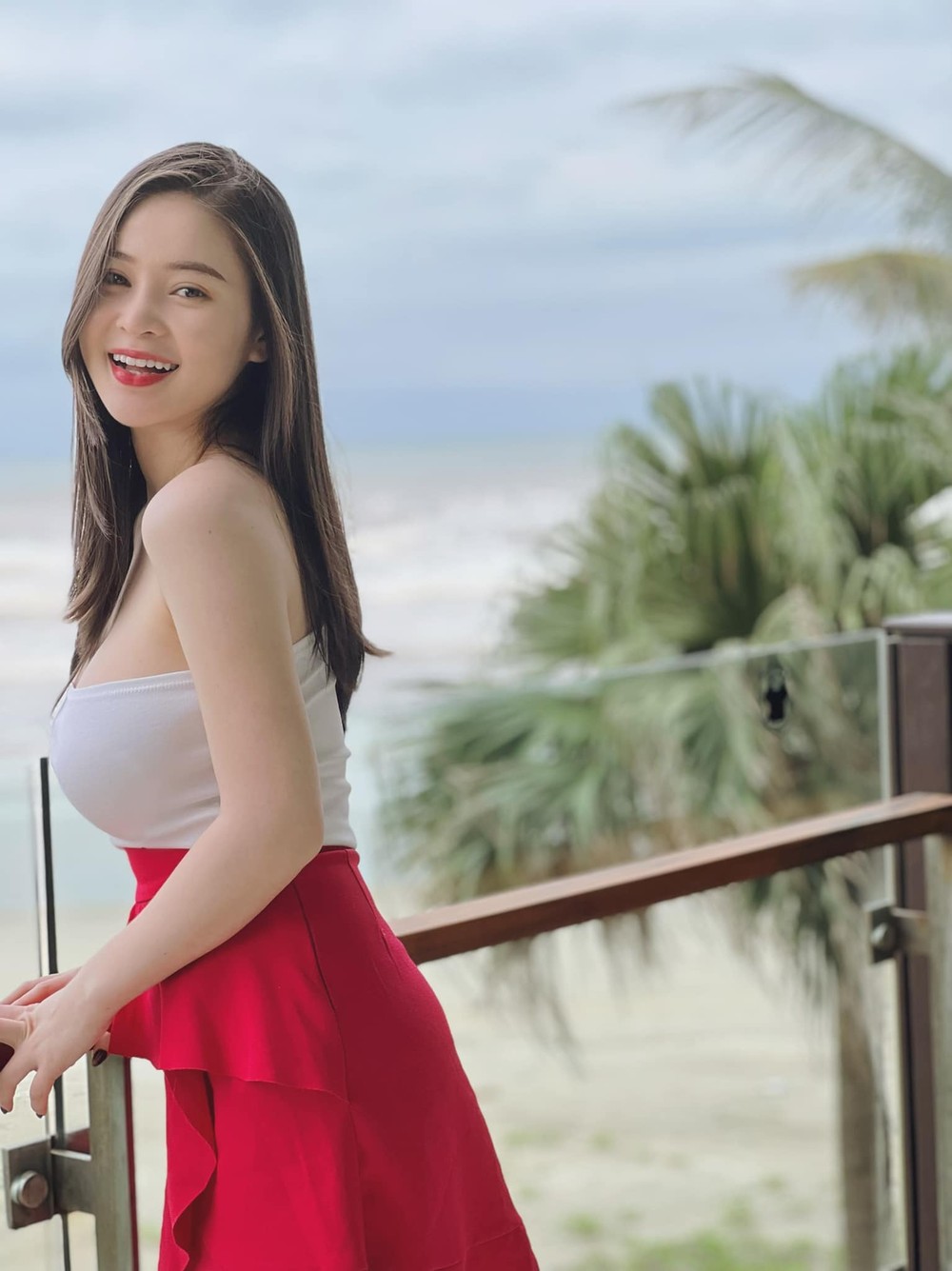 Thái Thảo Nguyên (sinh năm 1998, Đà Nẵng, sinh viên trường Đại học RMIT) là  hot girl nổi tiếng cộng đồng mạng nhờ gương mặt xinh đẹp và hình thể vào hàng cực phẩm vì quá nóng bỏng.