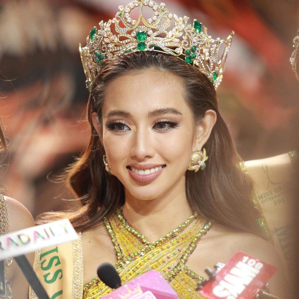 Sau khi giành được vương miện Miss Grand International 2021 -  Hoa hậu Hòa bình Thế giới 2021, Nguyễn Thúc Thuỳ Tiên nhận được sự theo dõi sát sao của người hâm mộ trong và ngoài nước.