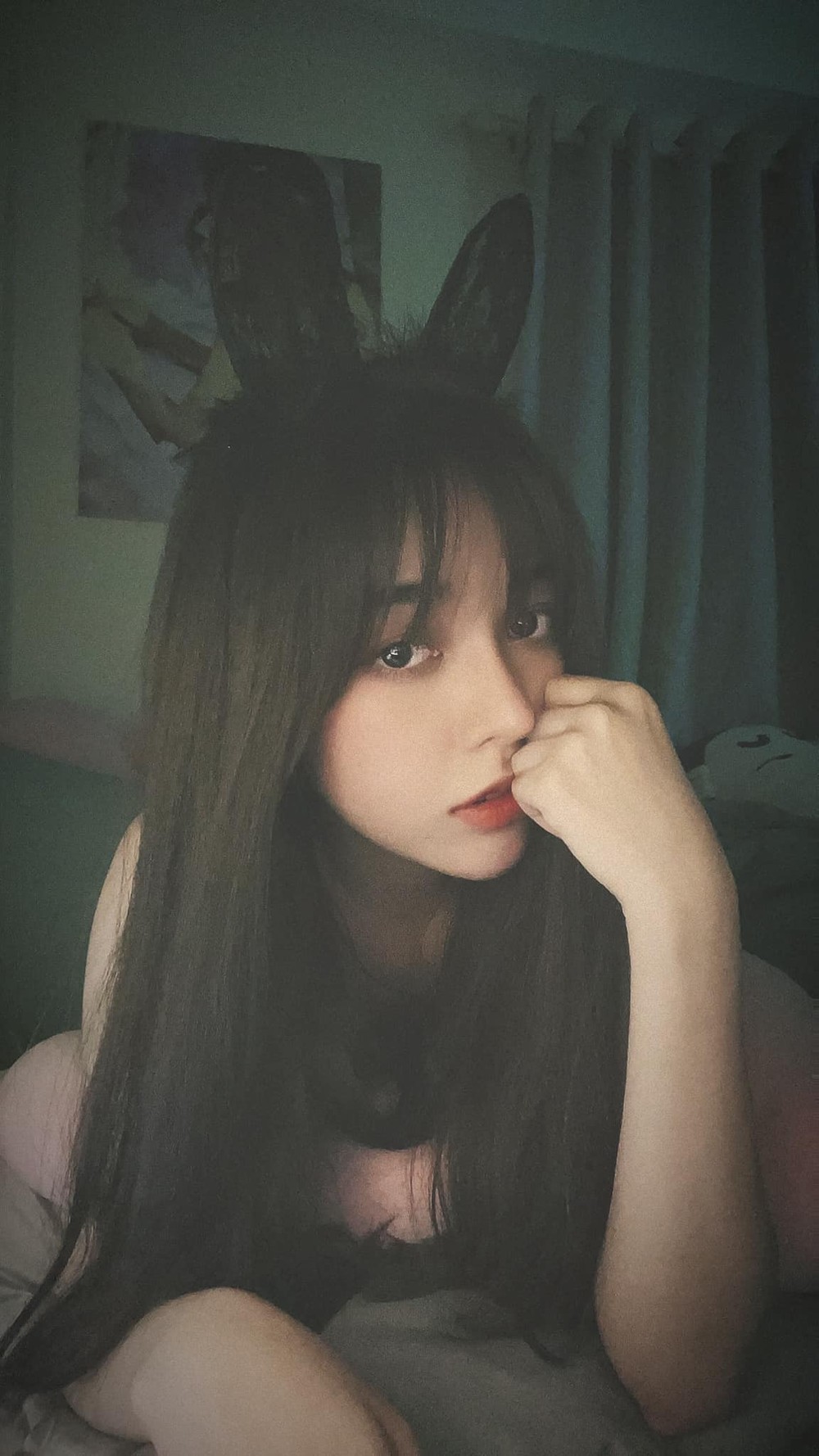 Lương Thị Nhã Huỳnh (Nickname Quỳnh Miêu, sinh năm 1998, quê Kiên Giang) là  hot girl TikTok sở hữu gương mặt khả ái cùng vóc dáng cân đối.