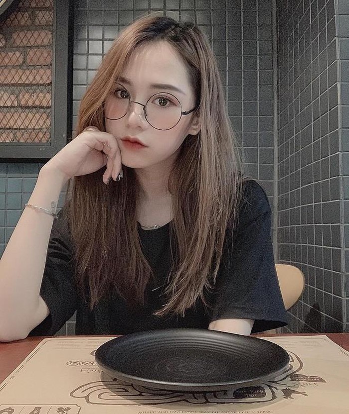 Trần Phương Anh,  hot girl sinh năm 1998 tới từ Hà Nội hiện được netizen xứ Trung khen ngợi hết lời nhờ vào ngoại hình xinh xắn, bắt mắt.