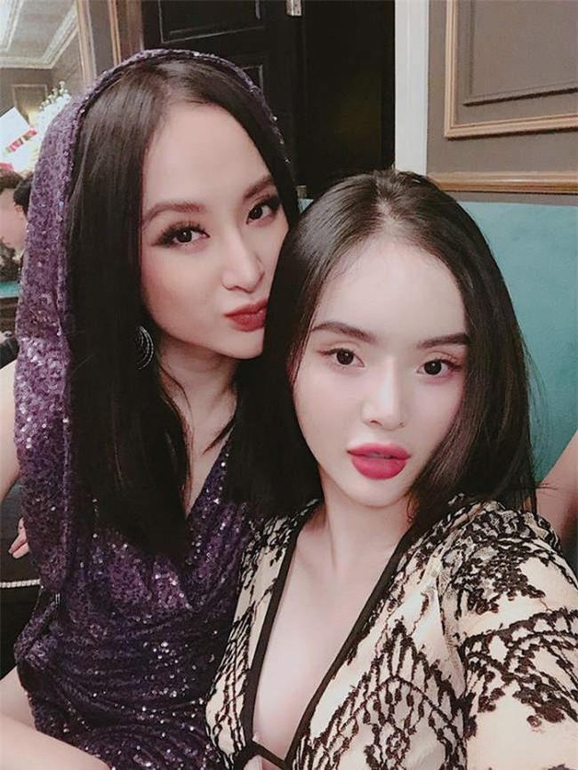  Angela Phương Trinh có một cô em gái ruột tên Lê Ngọc Phương Trang, sinh năm 1996. Giống như người chị gái nổi tiếng, cô được gia đình tạo điều kiện cho tiếp xúc với môi trường giải trí từ sớm.