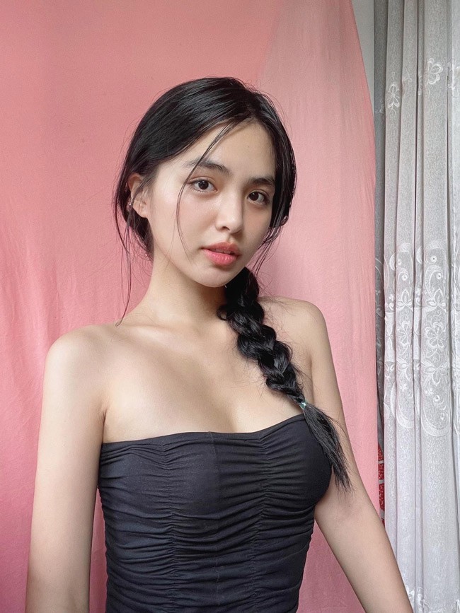 Nguyễn Hoàng Vi (18 tuổi, đến từ TP HCM) là  hot girl được biết đến nhờ vẻ ngoài xinh đẹp và vóc dáng nóng bỏng.