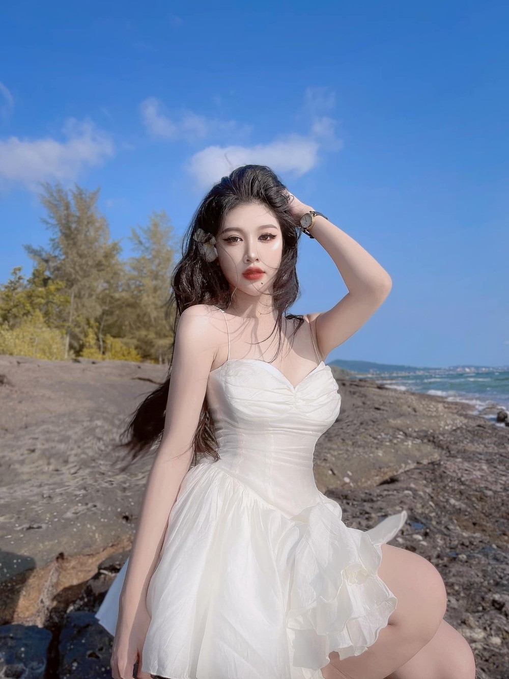 Nhi Trinh là  hot girl mới nổi, cô hiện đang sinh sống ở TP HCM và được biết đến với vai trò là người mẫu ảnh tự do.