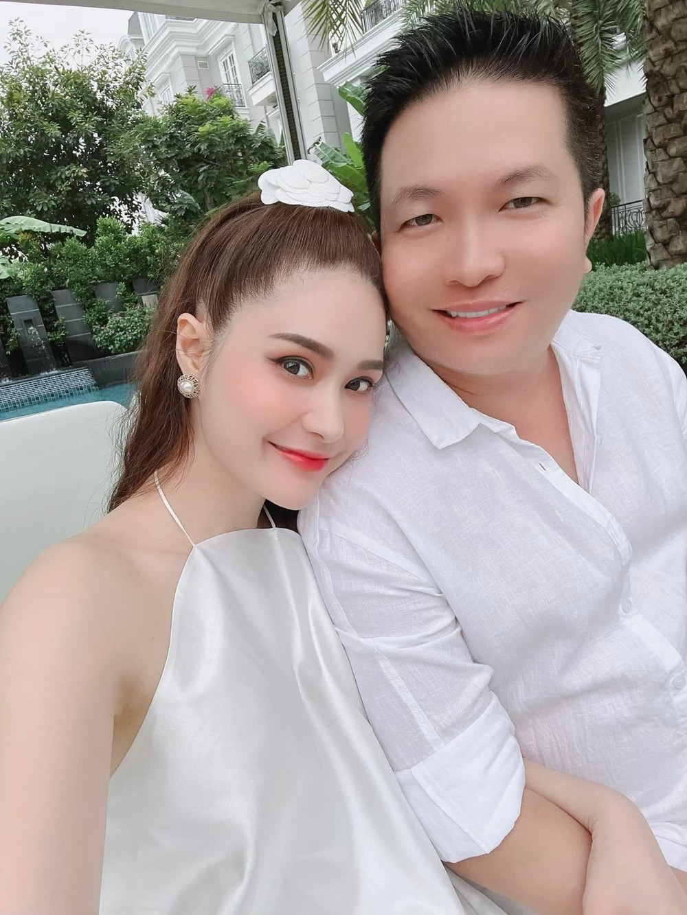 Thời gian vừa qua, vợ chồng " nữ đại gia quận 7" Đoàn Di Băng được nhắc đến rất nhiều. Không dừng lại ở những chi tiết khoe tài sản, cặp đôi gây chú ý bởi hành trình từ thiện, luôn giúp đỡ bà con khó khăn mỗi khi cần.