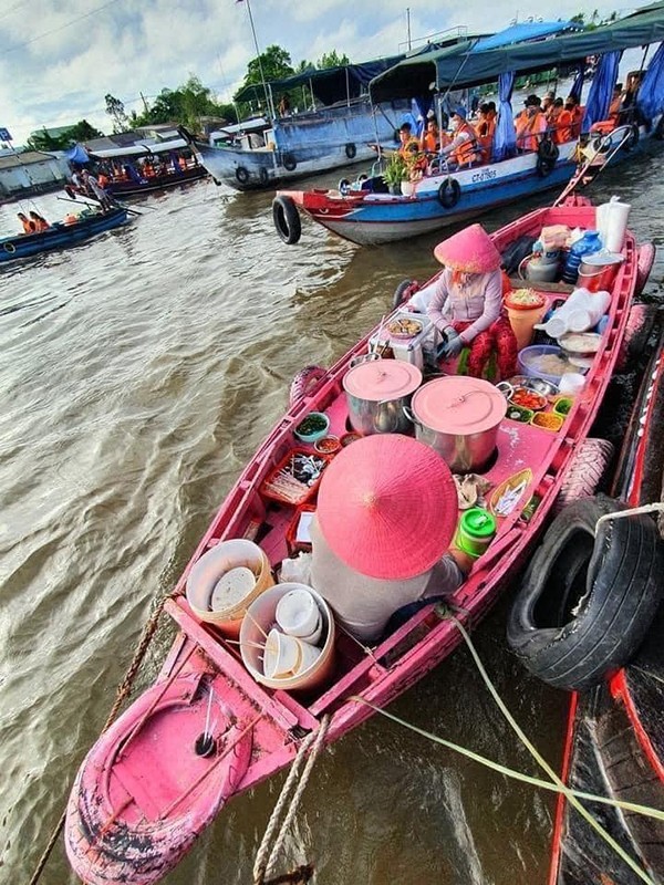 Mới đây cư dân mạng vô cùng thích thú với những hình ảnh chiếc ghe bán bún riêu màu hồng xinh xắn xuất hiện ở  chợ nổi Cái Răng. Ảnh: Phạm Đỗ Minh Trung