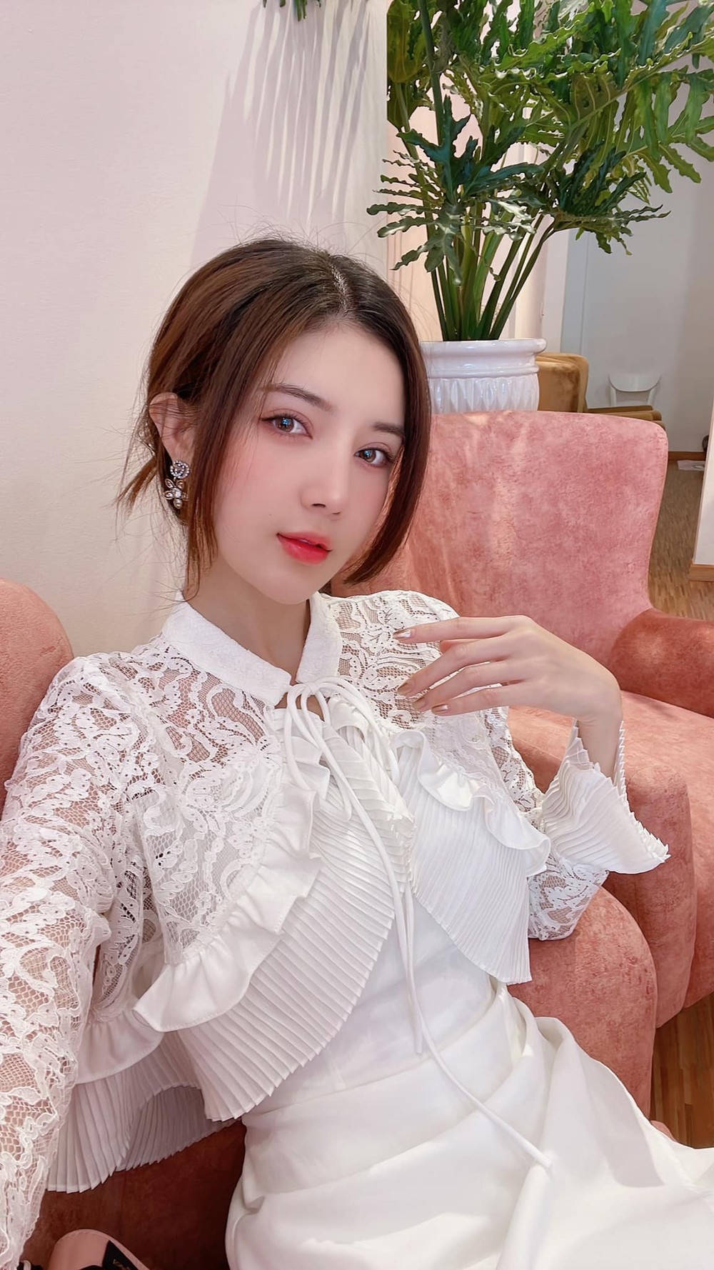 Lilly Luta từng là hot girl được giới trẻ biết đến với biệt danh " búp bê sống" Việt, cô nàng nổi tiếng với màn "dao kéo" cách đây 7 năm.