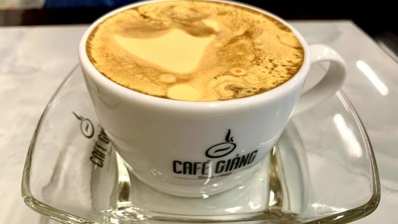 Giảng Cafe được xem là một quán cafe khởi nguồn cho phong trào  cafe trứng ở Hà Nội. Cafe trứng của quán có hai loại là cafe trứng nóng và cafe trứng đá. Thức uống này được nhiều du khách quốc tế biết đến và yêu thích. Địa chỉ: Ngõ 39 Nguyễn Hữu Huân, Q. Hoàn Kiếm.