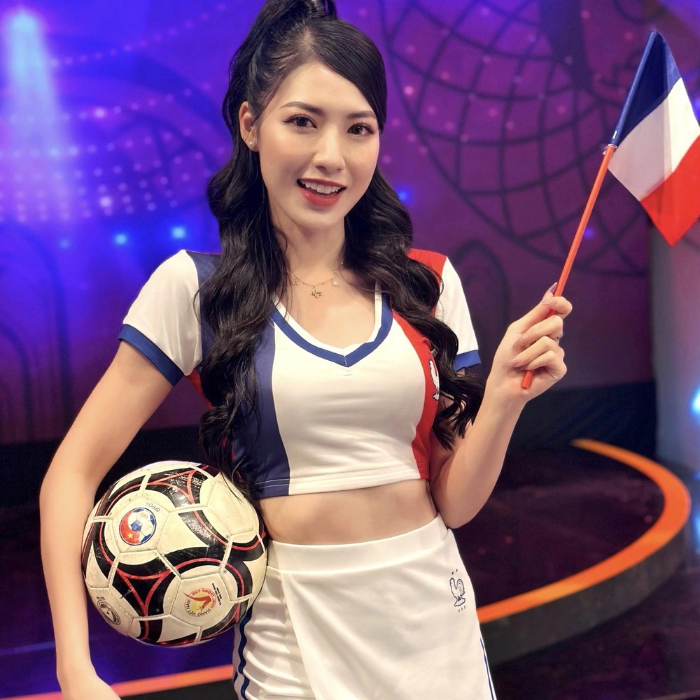 Tham gia Nóng cùng  World Cup 2022 hot girl có tên Hoàng Giang bất ngờ gây chú ý lớn.