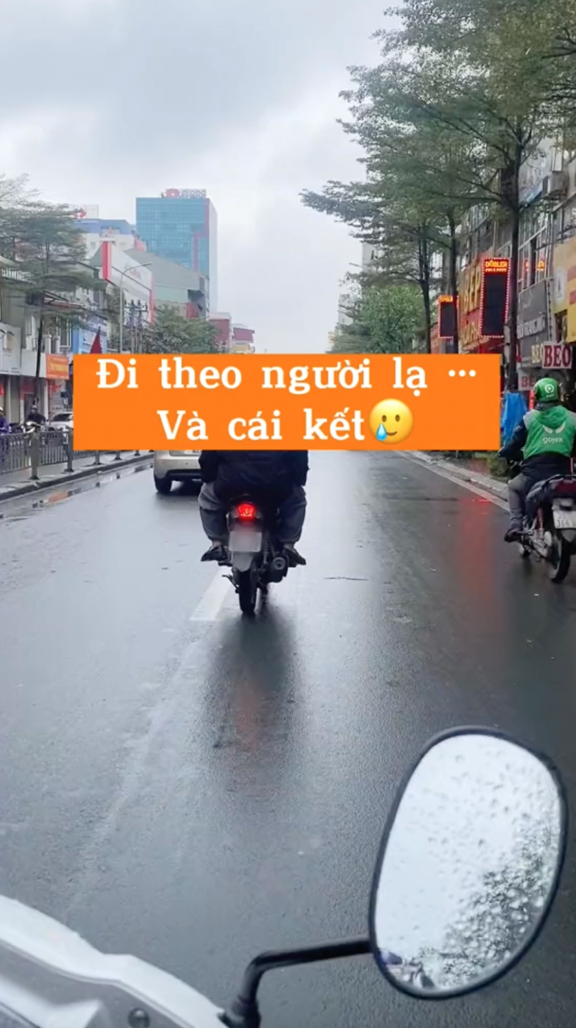 Mới đây trên MXH TikTok xuất hiện loạt clip  trào lưu "Đi theo người lạ và cái kết" gây chú ý.