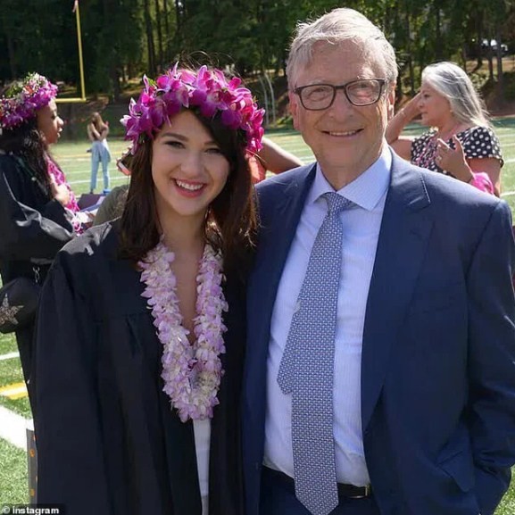 Phoebe Adele Gates (sinh năm 2002) là con út trong 3 người con của tỷ phú  Bill Gates và vợ cũ Melinda.