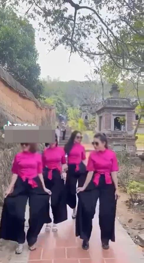 Mới đây, trên Facebook, TikTok chia sẻ thông tin kèm clip ghi lại cảnh 4 nữ nhân  nhảy múa phản cảm ngay trong chùa Bổ Đà thuộc xã Tiên Sơn (Việt Yên, Bắc Giang) gây xôn xao dư luận.