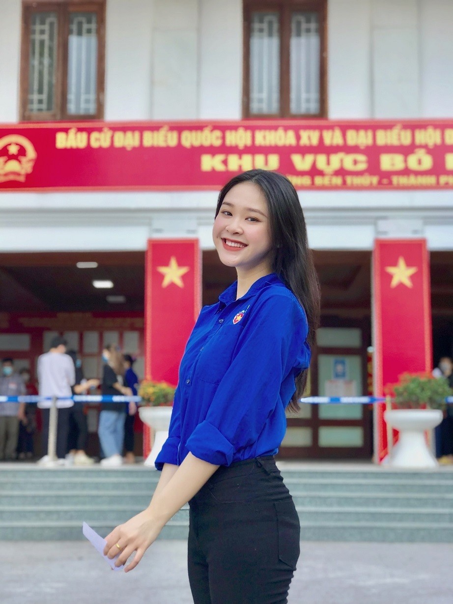 Nguyễn Thảo Vi là  nữ sinh từng gây sốt trên MXH khi mặc áo Đoàn Thanh niên và chụp ảnh, nở nụ cười tươi tắn.