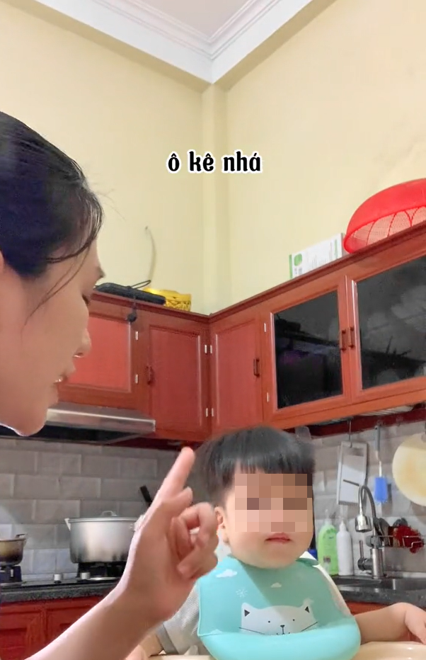 Đoạn clip được tài khoản Gia Đậu đang 1 tuổi chia sẻ làm netizen thích thú bởi cách cho con ăn của một bà mẹ  Gen Z. Không năn nỉ hay dỗ con con ăn, bà mẹ này phải dùng biện pháp mạnh, mặc con không chịu ăn uống.