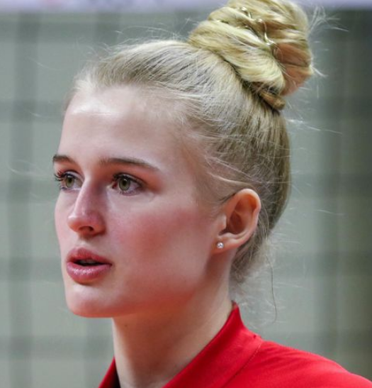 Hanna Orthmann (sinh năm 1998, cao 1,88m) là  hot girl bóng chuyền người Đức.