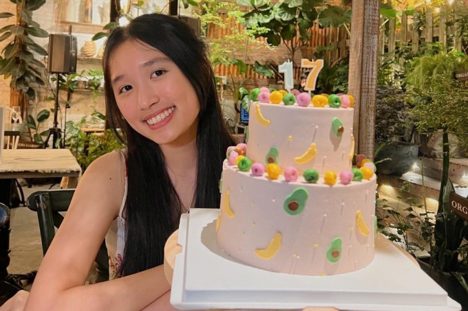 Jenny Huỳnh (tên thật là Huỳnh Việt Hoàng Vy, sinh năm 2005) là  YouTuber Gen Z rất được lòng cư dân mạng.