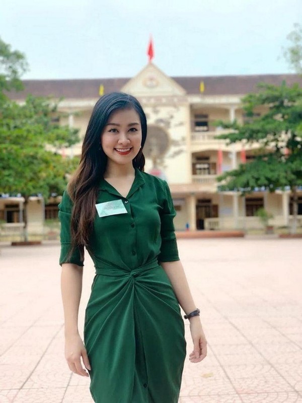 Trong kỳ thi tốt nghiệp THPT Quốc gia năm 2019,  cô giáo Lê Hà Phương là cái tên nổi tiếng MXH nhờ những khoảnh khắc tại trường thi.