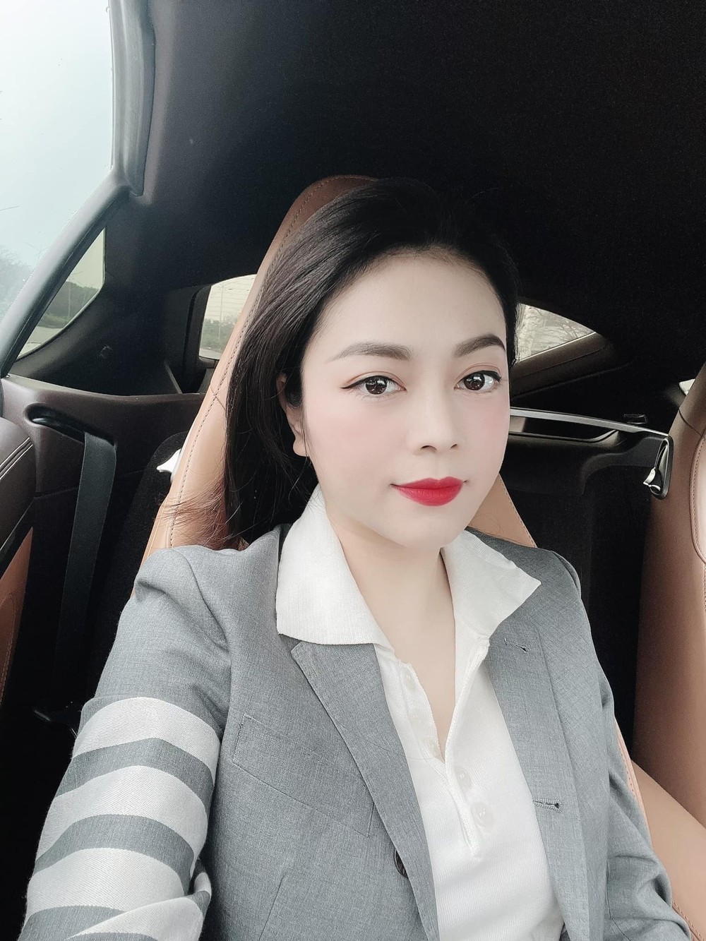  Hot mom Hằng Túi (Nguyễn Bích Hằng, sinh năm 1987) là cái tên nổi tiếng trên MXH. Cô đang là chủ chuỗi cửa hàng bán đồ chăm sóc mẹ và bé nổi tiếng ở Hà Nội và TP.HCM.