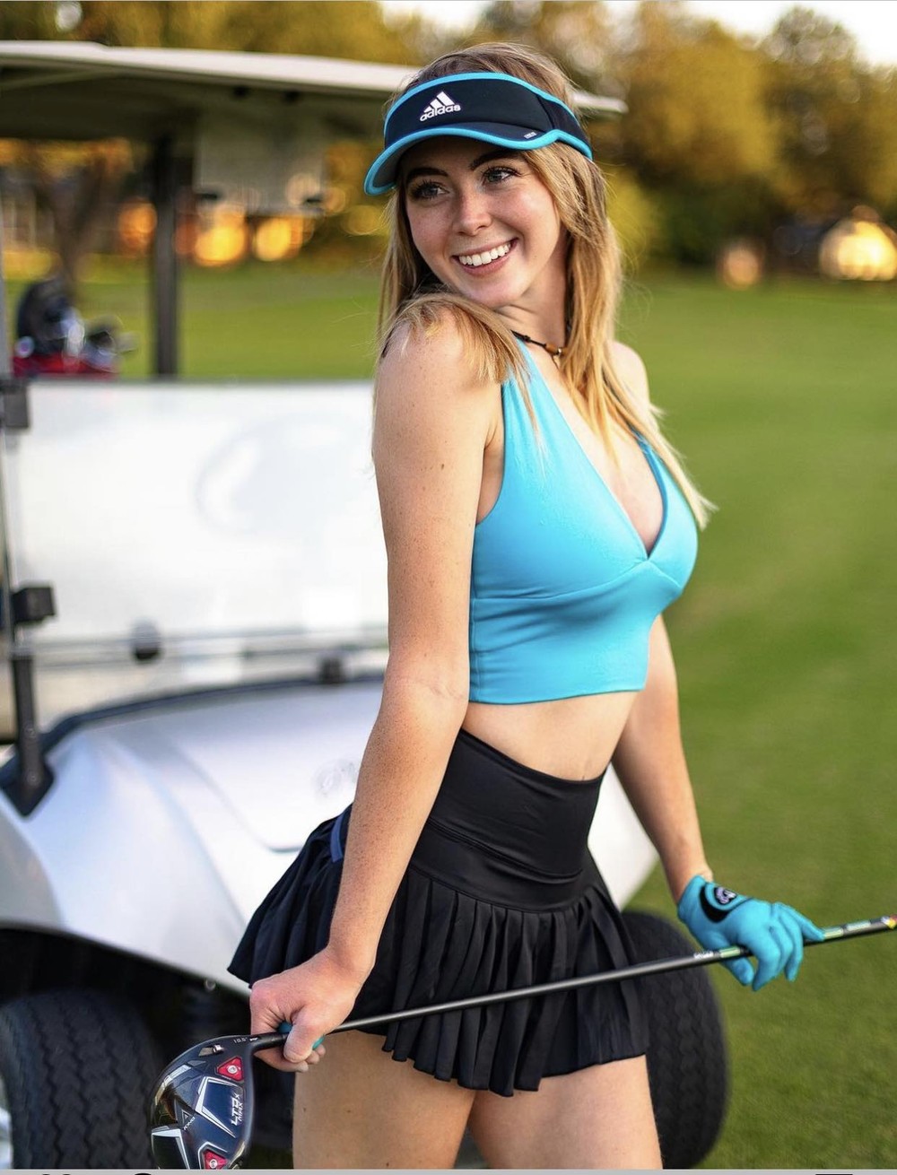 Grace Charis là  golfer "đang lên" trong làng thể thao Mỹ, tuy nhiên cô trở nên nổi tiếng không phải nhờ thành tích thể thao đặc biệt.